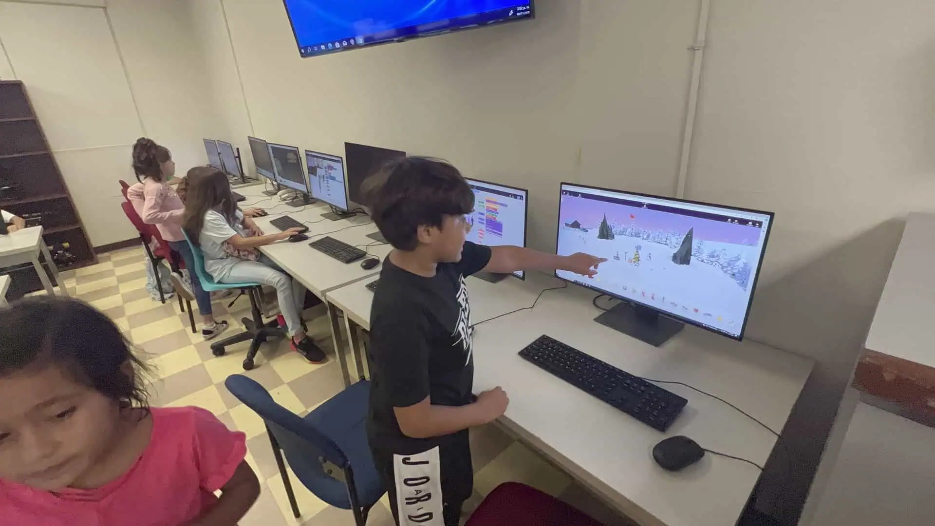 Niño participando en robótica